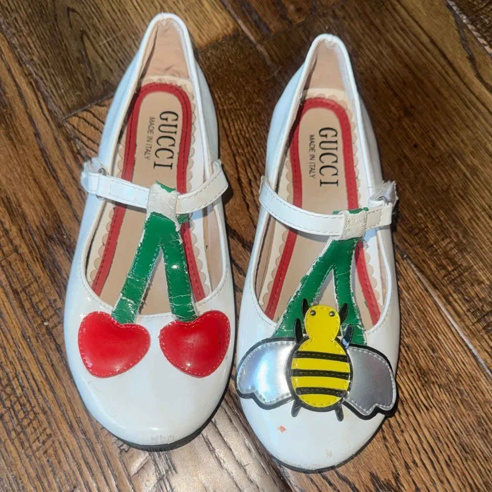Gucci Kids White Dress Shoes with Cherry and Bee Accents Size 34
